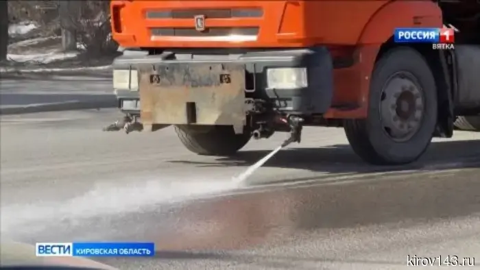 Подрядчики вывели на улицы Кирова поливомоечные машины