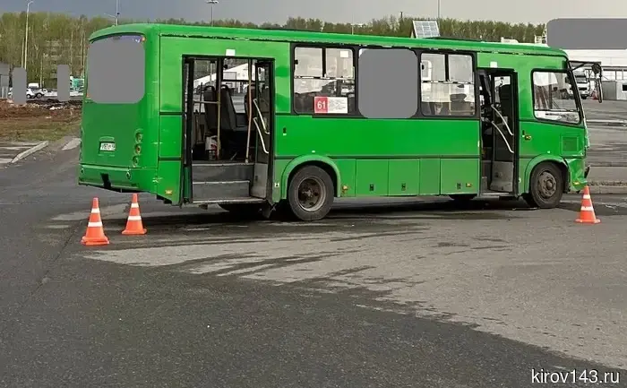 Четырехлетняя девочка получила травмы в результате столкновения автобуса с кроссовером в Кирове.