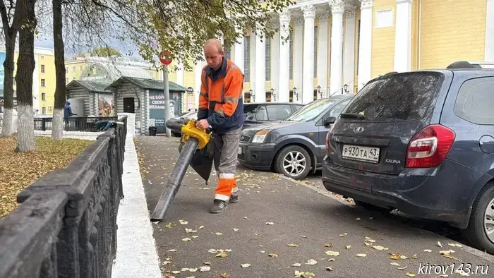 В Кирове приступили к уборке опавших листьев с улиц.