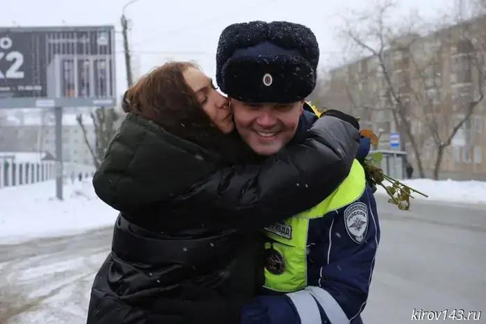 Сотрудники автоинспекции вручали женщинам цветы и сладости.