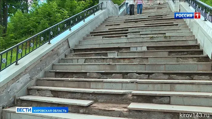 Стихия испытала на прочность лестницы на набережной Грина