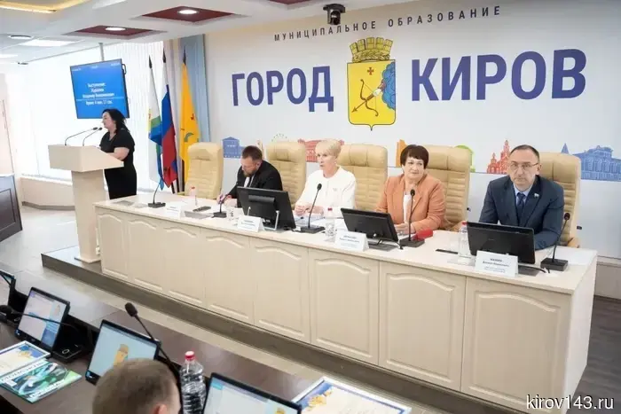 Виктор Бакин и Людмила Крылова были награждены знаком «За заслуги перед городом Кировом».