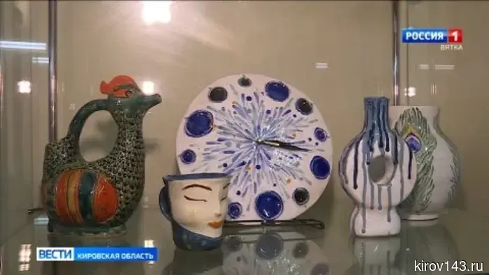 В библиотеке имени Грина стартовала выставка «Керамика и волшебные сказания».