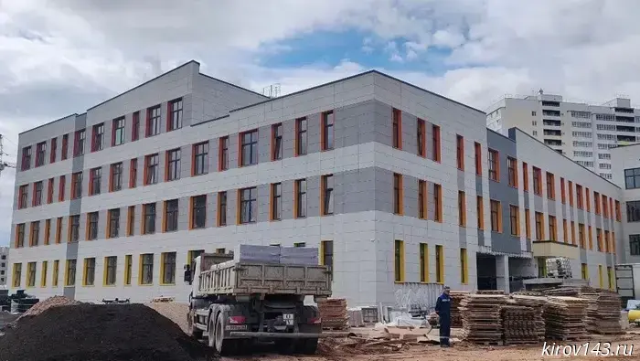 Construction of two schools continues in Kirov