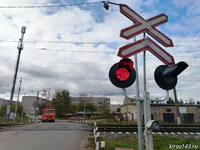 В Кировской области водители более 50 раз допустили нарушения правил проезда через железнодорожные переезды.