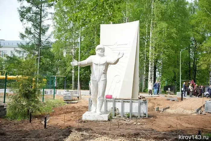 В Белой Холунице приводят в порядок сквер вокруг памятника летчику-испытателю.