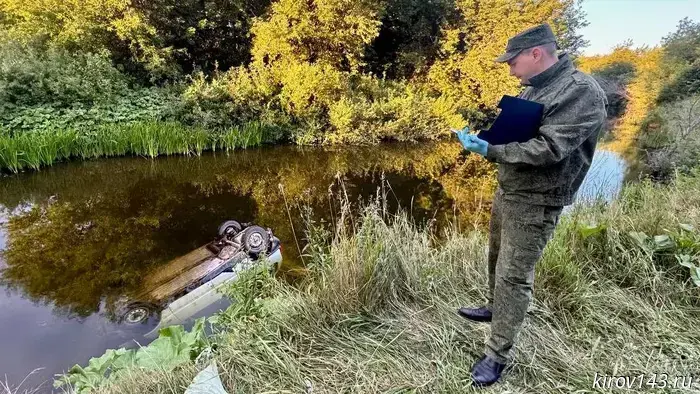В Вятскополянском районе автомобиль съехал в реку: один человек погиб.