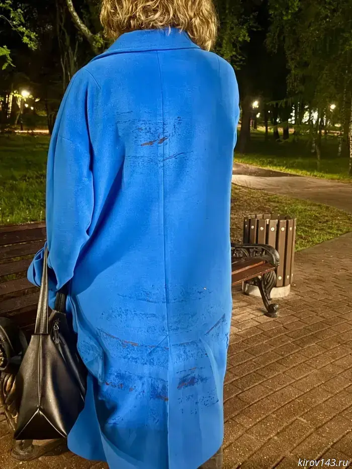 Goodbye, coat: no signs were affixed to the freshly painted benches of the Alexander Garden