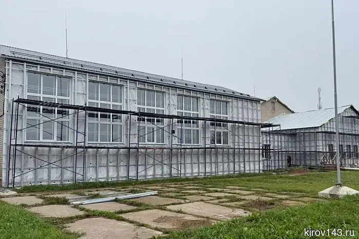 В деревне Быданово ремонтируют школу.