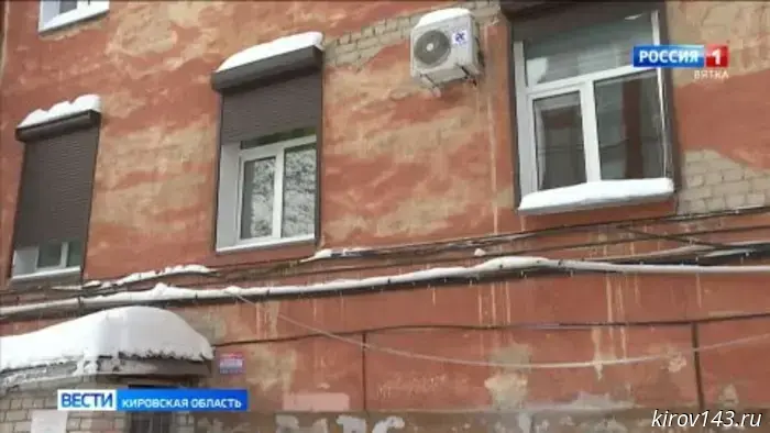 В Кирове канализационные стоки затопили цокольный этаж дома в центре города