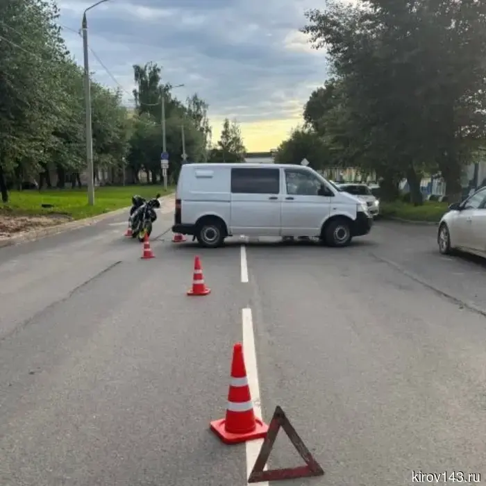 В Кирове мотоциклист потерял контроль над управлением и попал под колёса фургона.
