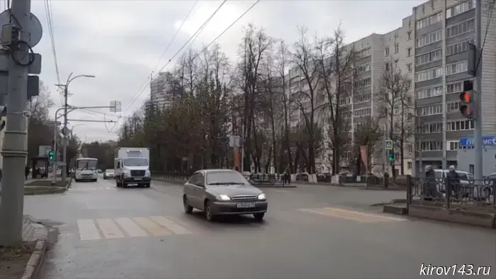 Депутаты партии «Новые люди» выступили с предложением о введении ежегодных выплат компенсаций за неиспользованные дни отпуска. С данным обращением они обратились к министру труда и социальной защиты Антону Котякову. 
Согласно исследованию SuperJob, большинство жителей Кирова (63%) поддерживают инициативу. «Каждый человек должен иметь право выбирать — отдыхать или получать компенсацию», — объяснили участники опроса. Некоторые отметили, что в условиях высоких ставок по вкладам полученные деньги можно весьма эффективно использовать.
Против этого предложения высказались 10% респондентов, ещё 27% затруднились с ответом. Среди аргументов против — опасения, что работодатели могут злоупотребить возможностью не отпускать работников на отдых. «Отпуск — это время для отдыха. Работа без перерыва недопустима, особенно в случаях, когда труд сопряжен с риском для жизни и здоровья», — подчеркнули опрошенные. Многие горожане также напомнили о проблеме «серых» зарплат, что может привести к минимальным компенсациям.
Мужчины чаще поддерживают эту идею, чем женщины (68% против 58%). Сколько женщин выступают против инициативы, составляет 13%, тогда как среди мужчин этот показатель равен 6%. Молодёжь до 35 лет чаще поддерживает идею (70%), а число критиков среди них наименьшее — 6%. Те, кто зарабатывает до 50 тыс. рублей в месяц, выражают больше скепсиса в отношении инициативы (16% против).
Среди работников, у которых к концу года остаются неиспользованные дни отпуска, уровень поддержки достигает 77%, что значительно выше, чем у тех, кто успевает использовать все дни (58%).