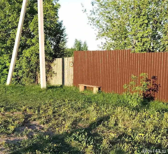 Без знаков и крыши: пассажиры из Самылёнок ожидают автобус под небом.