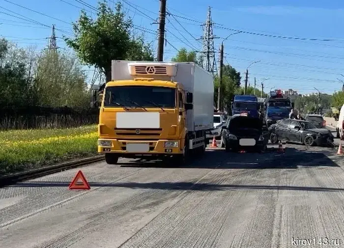 Массовое ДТП произошло на Луганской в Кирове