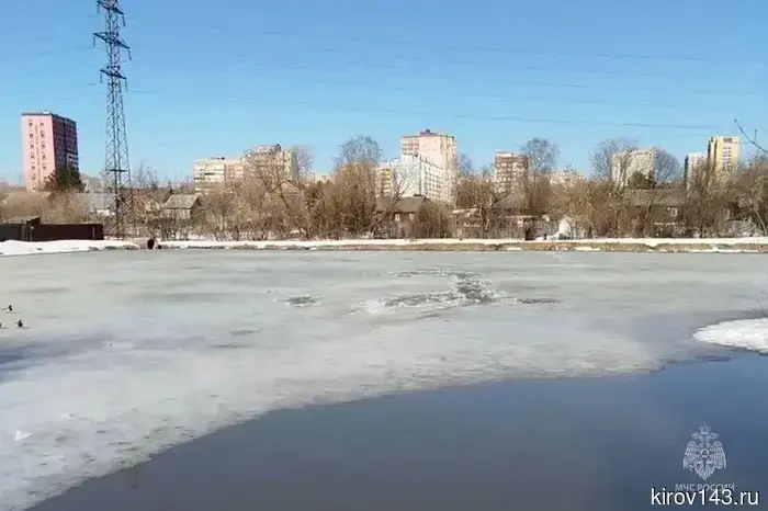 Две 11-летние девочки провалились под лед на пруду в Кирове