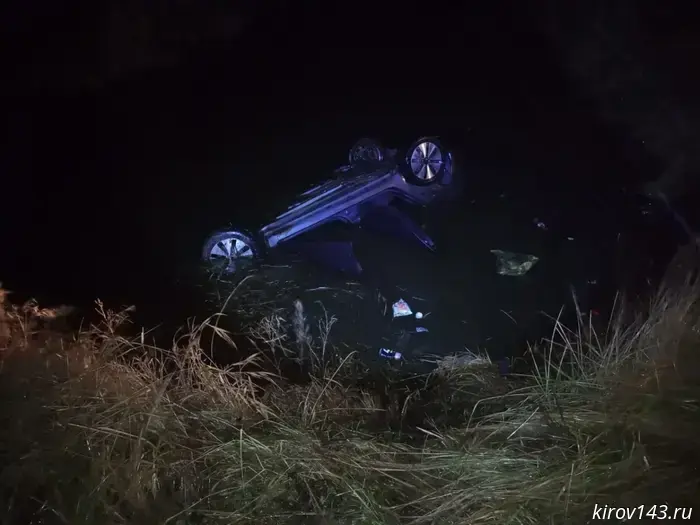 В Сосновке машина перевернулась и упала в реку: один человек погиб.