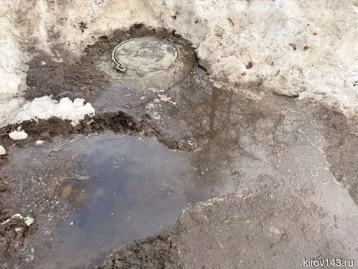 In Gagarin Park, a dangerous manhole was hastily covered up.