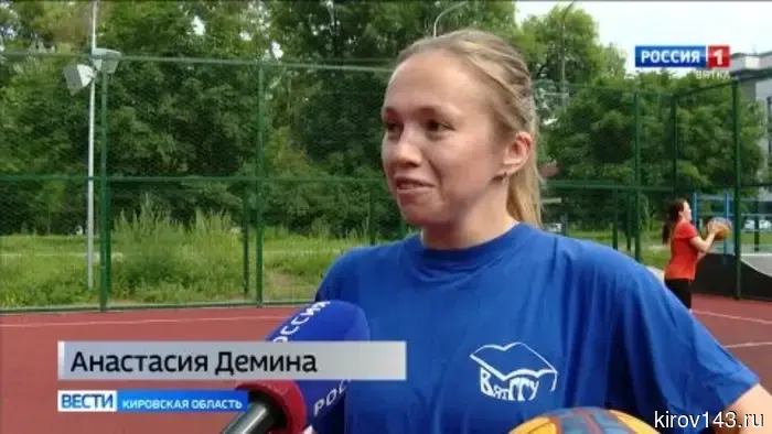 На площадке в Гагаринском парке проходят обучающие занятия по баскетболу
