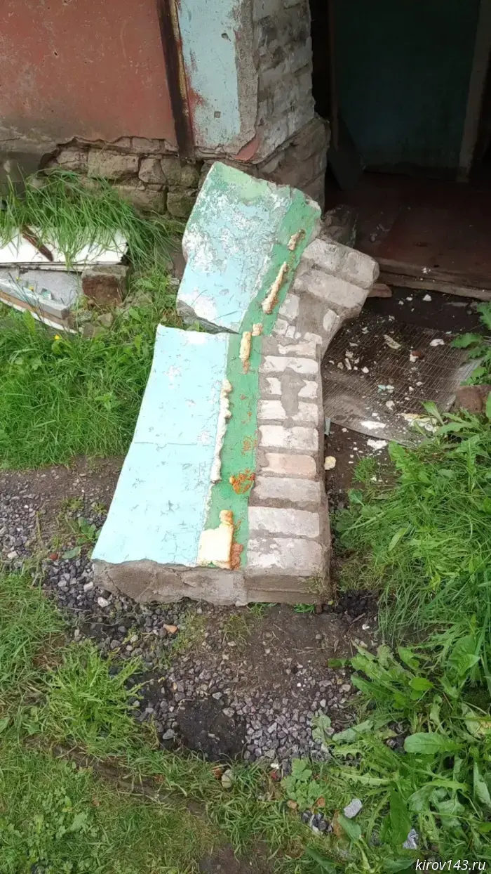 In Sadakovsky, the entrance of a condemned building partially collapsed: relocation is promised no earlier than 2026.