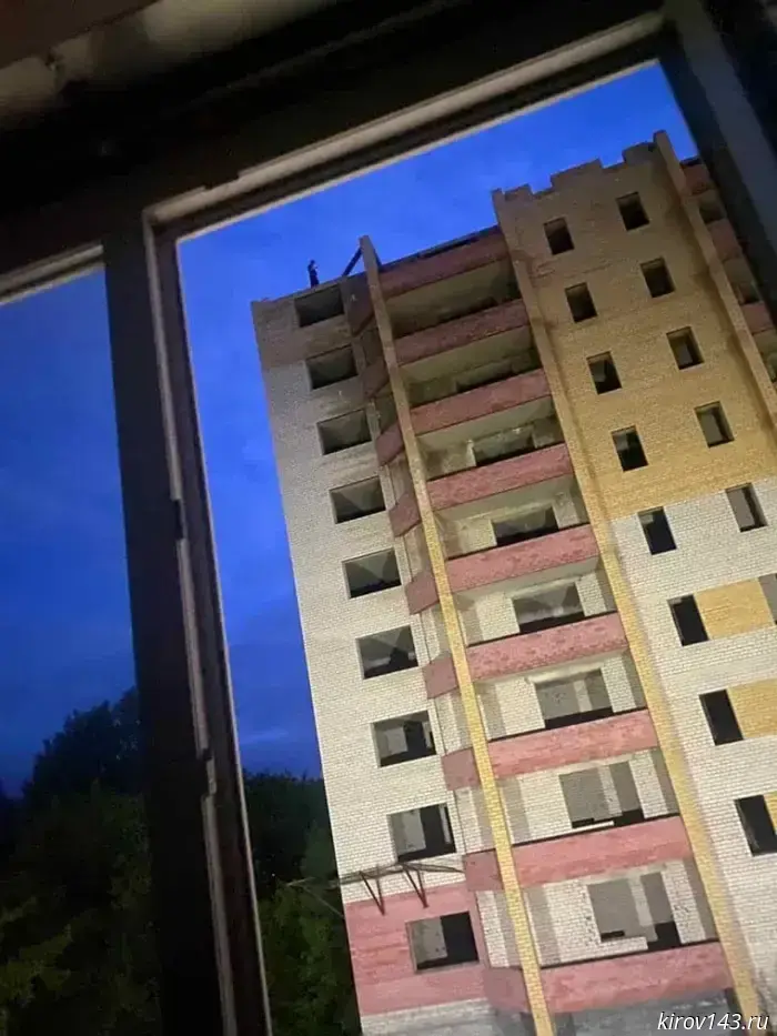 Children engaged in dangerous games on the roof of an abandoned building in Kirov.