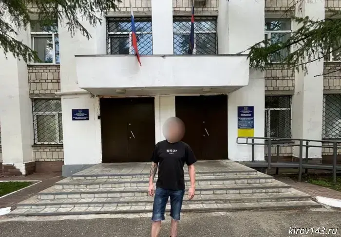 A man who posted flyers advertising an online drug store has been detained in Kirov.