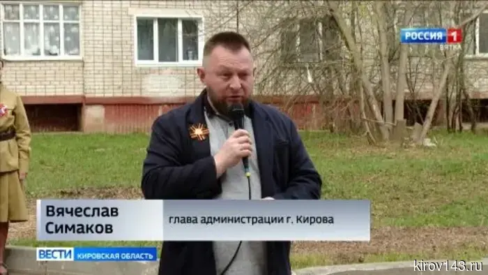 Под окнами кировских ветеранов доносятся песни времен войны.