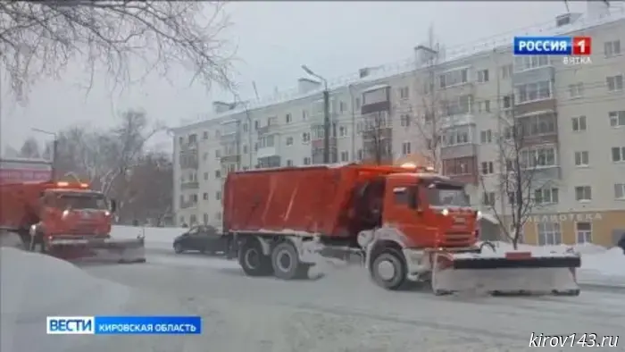 После сильного снегопада городские службы Кирова перешли к основному этапу уборки