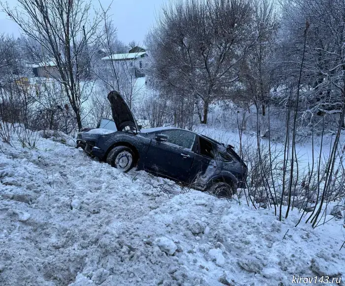 На улице Дзержинского иномарка упала в кювет.