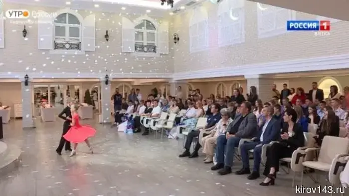 Еремей Бушмелев и Светлана Шумайлова выступили с поздравлениями для выпускников детских домов и школ-интернатов на губернаторском балу.