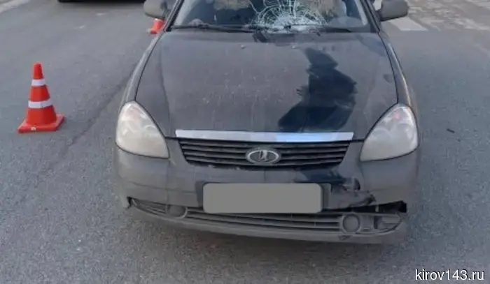 В Кирово-Чепецке водитель легковушки, сдавая назад, сбил 94-летнюю женщину.