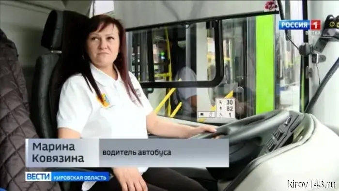 Александр Соколов вместе с депутатами Борисом Весниным и Андреем Березиным передали ключи от 15 новых автобусов жителям Кирова.