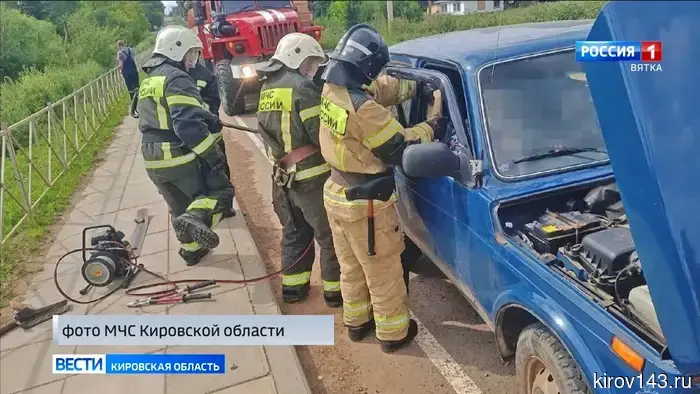 В поселке Богородское спасатели оказали поддержку пожилой паре, оказавшейся в аварии.