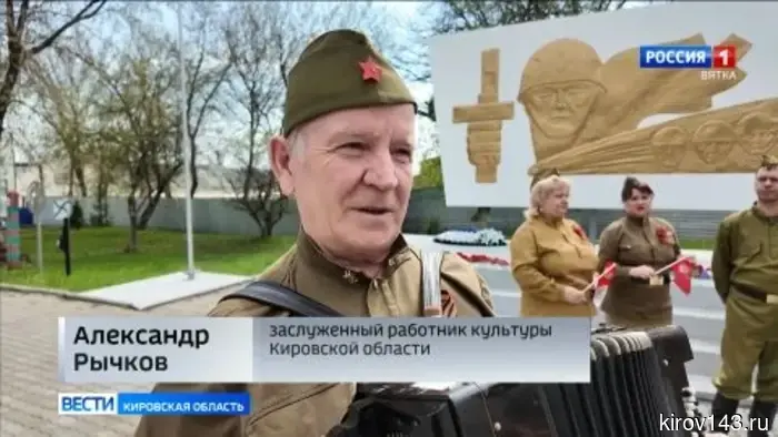 По улицам Котельнича проехал музыкальный автобус: из его окон неслись песни военных лет
