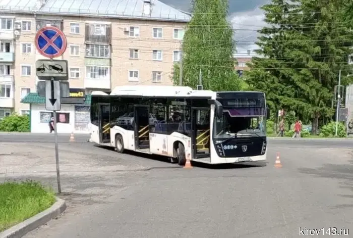 В Нововятске автобус под управлением водителя сбил женщину.