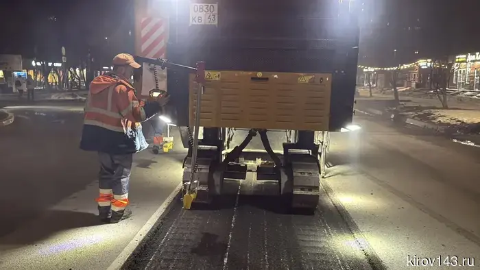В Кирове после снегопадов вновь начали ремонтировать дороги.