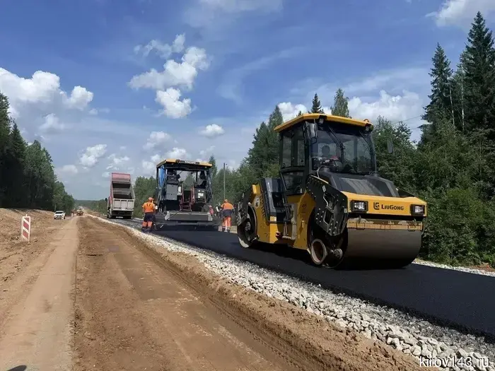 В Подосиновском районе на участке Пинюг – Скрябино впервые производится укладка асфальта.