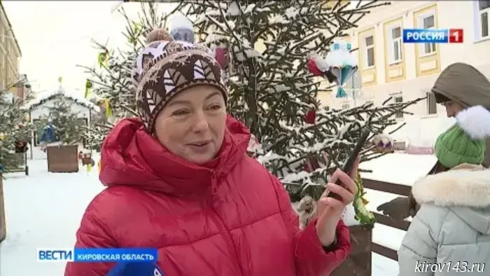 В Кирове на пешеходной улице Спасской проходит конкурс на самую эффектную ёлку.