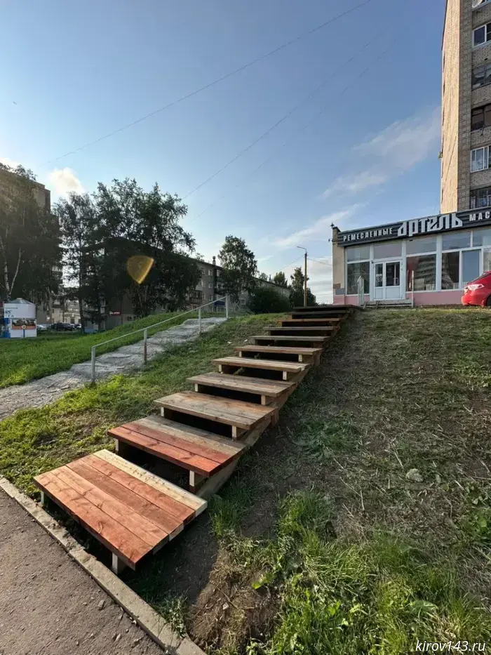 Simakov, along with the children, built a wooden ladder on Moskovskaya.