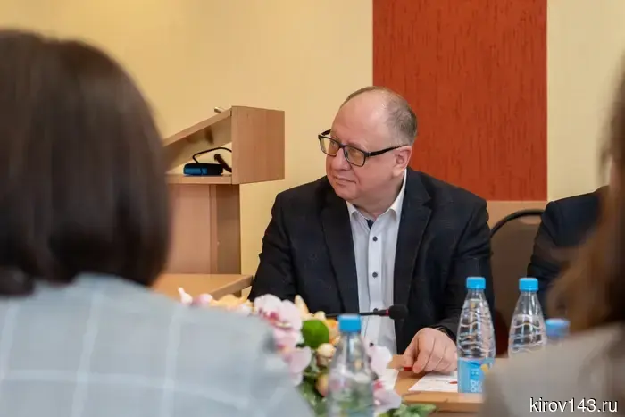 На базе ВятГУ Александр Соколов провел встречу с обновленным составом молодежного совета.