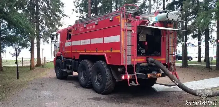 В Уржуме произошел пожар автомобиля, а в Кирове — бани: спасатели озвучили результаты дежурства.