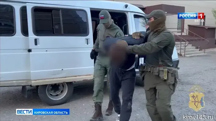 В Кирове был задержан мужчина, который с помощью топора повредил несколько видеокамер и автомобили на парковке.