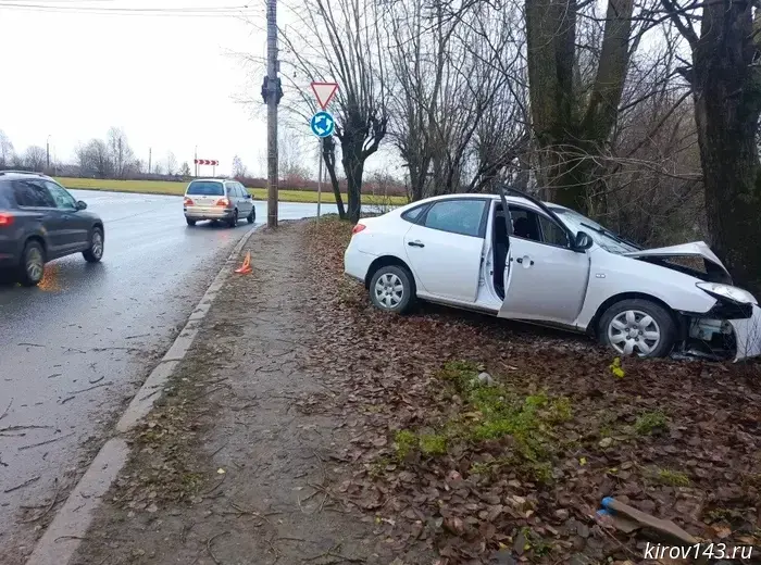 In Kirov, on Proizvodstvennaya Street, a driver crashed into a tree.