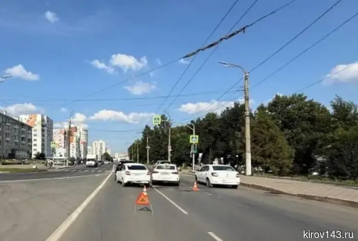 Пять легковых авто не смогли разъехаться у кировского вокзала