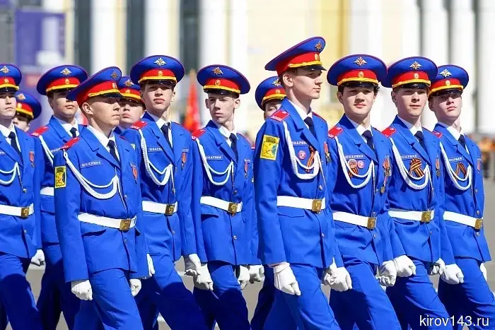 В преддверии Дня Победы в Кирове прошел юнармейский парад