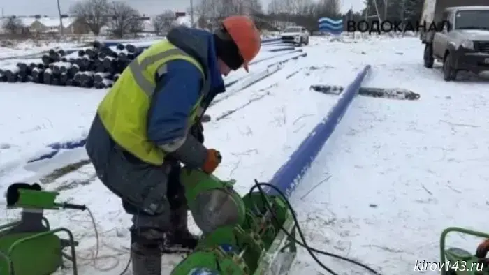 На ГТРК «Вятка» прошла новогодняя ёлка для детей работников

До наступления нового года остаётся чуть больше недели, и повсюду уже ощущается праздничное настроение. Первую новогоднюю ёлку для детей сотрудников организовали на ГТРК «Вятка». «Кто с бабой Ягой на конях поедет?» - задавали вопросы сказочные персонажи, такие как Баба-Яга, Кощей Бессмертный и Василиса Премудрая, которые собрались в студии, чтобы подарить детям радость и новогоднее веселье. Однако герои пришли без подарков, так как потеряли их в волшебном лесу. Чтобы отыскать сладости, ребята играли в разнообразные игры: прыгали на лошадках, проходили через переправу и готовили пирожки в печи. 

«Молодцы!» - за радостными возгласами ребята ожидали встречи с настоящим Дедом Морозом. Подготовка к празднику занимала не одну неделю: шились костюмы, репетировались песни, танцы и стихи. «Дед Мороз с подарками праздник к нам несёт! Мы встретим весело праздник Новый Год!» - пели дети, водя хороводы и украшенные гирляндами. Новогодняя ёлка для детей сотрудников ГТРК прошла впервые и положила начало замечательной традиции. 

Ирина Русских, директор ГТРК «Вятка», отметила: «Это дети, это внуки, это племянники. Это замечательно. Мне кажется, что не может быть ничего более радостного, чем видеть таких красивых и счастливых детей». Радостные лица детей приносили счастье родителям. Пока одни танцевали в хороводах, другие снимали весёлые моменты на видео для семейного архива. 

Анастасия Ессуклока, корреспондент и ведущая программ ГТРК «Вятка», поделилась: «Здорово, что у нас есть возможность провести время всем вместе, всей семьёй. Я вижу счастливые глаза своих детей, и для меня, как для мамы, это главное». 

Руслан Быкасов, руководитель группы телеоператоров ГТРК «Вятка», добавил: «Это замечательная возможность пообщаться с детьми, что удаётся нечасто из-за нашей работы, и такой праздник помогает создать новогоднее настроение». Главным украшением мероприятия, конечно, стала ёлка, которая впечатлила даже взрослых, когда она засияла разноцветными огнями. «Елочка, гори! Ура!» – раздавались радостные возгласы.