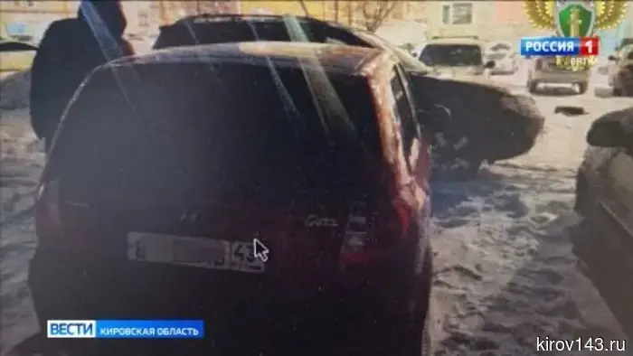 В Кирове наложили штраф на водителя, который заблокировал другую машину.