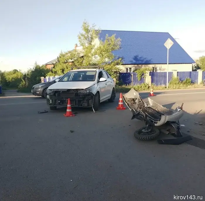 В Кирове на улице Павла Корчагина произошла авария между автомобилем и мотоциклом.