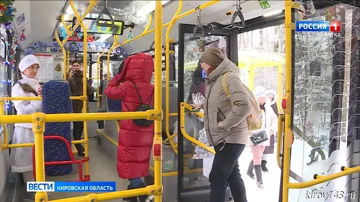 В Кирове запустили новогодний автобус.