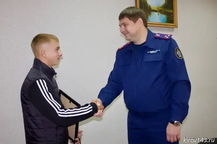 В Омутнинске был награжден подросток, который выручил троих младших сестер из огня.