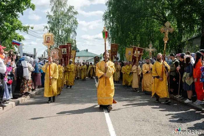 Photos have appeared from the start of the Velikoretsky procession